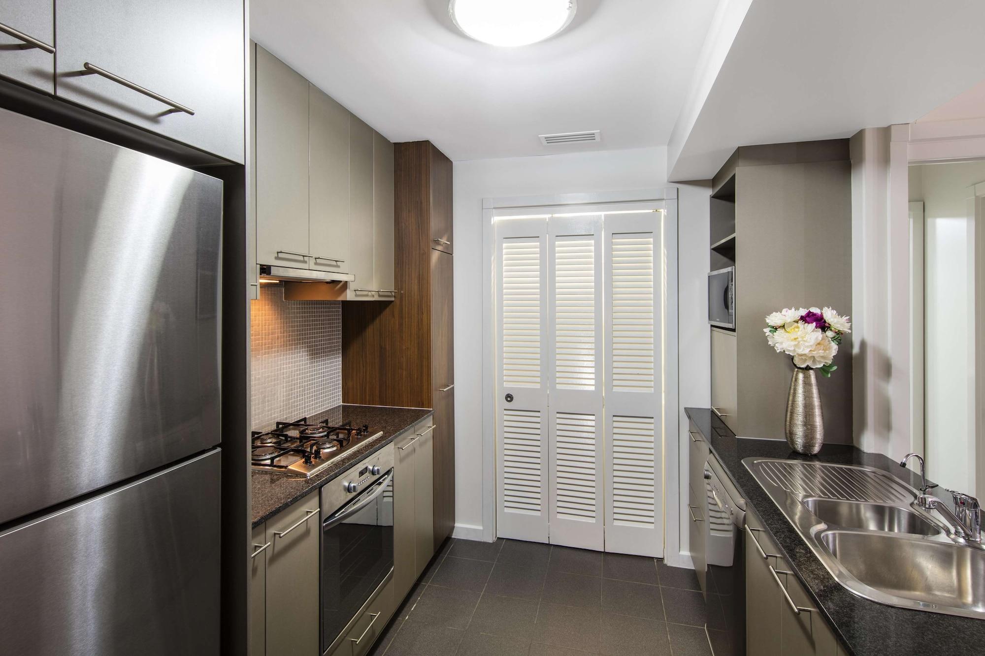 Oaks Mews Aparthotel 4*